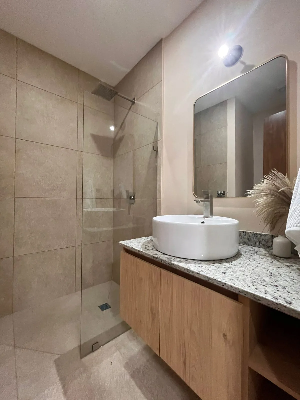 Vida residencial contemporánea en el corazón de la ciudad - 4